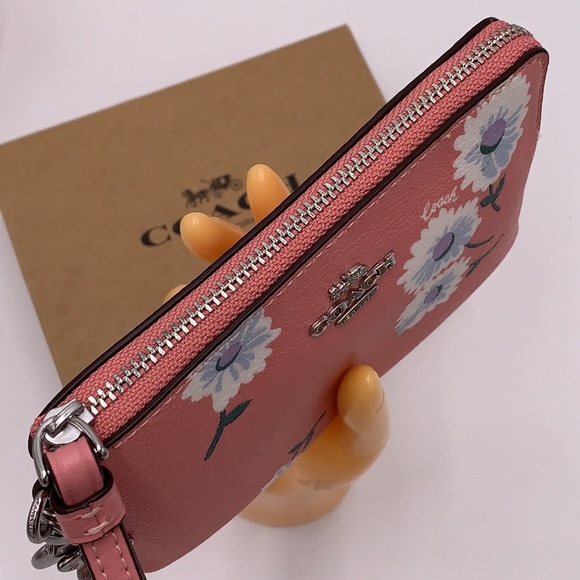 COACH Boxed Corner Zip Wristlet With Daisy Print COLOR:
Silver/Bubblegum… - Picture 8 of 16